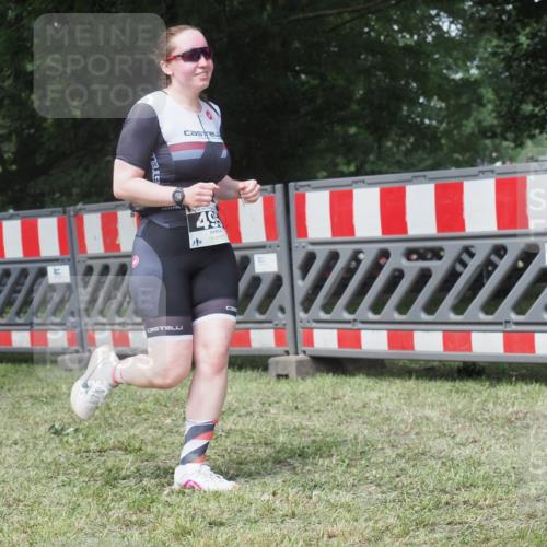 21.06.2025 - 27. Vierlanden-Triathlon KatJ http://msf.ph/oto/8052541 15.06.2025 12:00:53 Ziel 495 meine-sportfotos.de