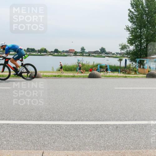 15.06.2025 - 27. Vierlanden-Triathlon H.Heesch http://msf.ph/oto/8052548 15.06.2025 11:00:09 Radfahren 113, 129 meine-sportfotos.de