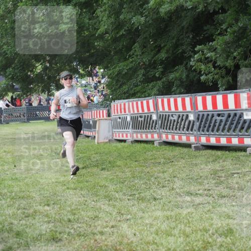 21.06.2025 - 27. Vierlanden-Triathlon KatJ http://msf.ph/oto/8052551 15.06.2025 12:01:40 Ziel 503 meine-sportfotos.de