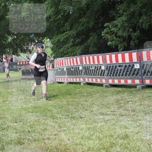 21.06.2025 - 27. Vierlanden-Triathlon KatJ http://msf.ph/oto/8052601 15.06.2025 12:04:44 Ziel 578 meine-sportfotos.de