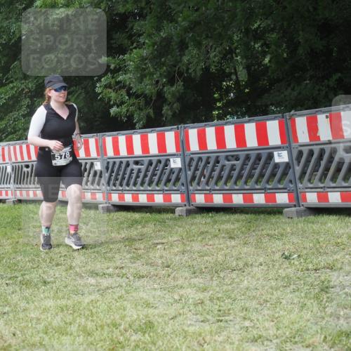 21.06.2025 - 27. Vierlanden-Triathlon KatJ http://msf.ph/oto/8052608 15.06.2025 12:04:45 Ziel 578 meine-sportfotos.de