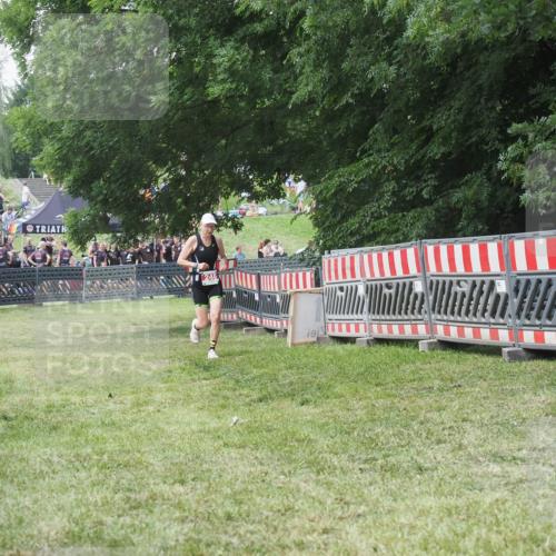 21.06.2025 - 27. Vierlanden-Triathlon KatJ http://msf.ph/oto/8052654 15.06.2025 12:06:15 Ziel 248 meine-sportfotos.de