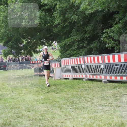 21.06.2025 - 27. Vierlanden-Triathlon KatJ http://msf.ph/oto/8052661 15.06.2025 12:06:16 Ziel 248 meine-sportfotos.de