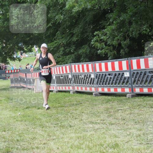 21.06.2025 - 27. Vierlanden-Triathlon KatJ http://msf.ph/oto/8052665 15.06.2025 12:06:18 Ziel 248 meine-sportfotos.de