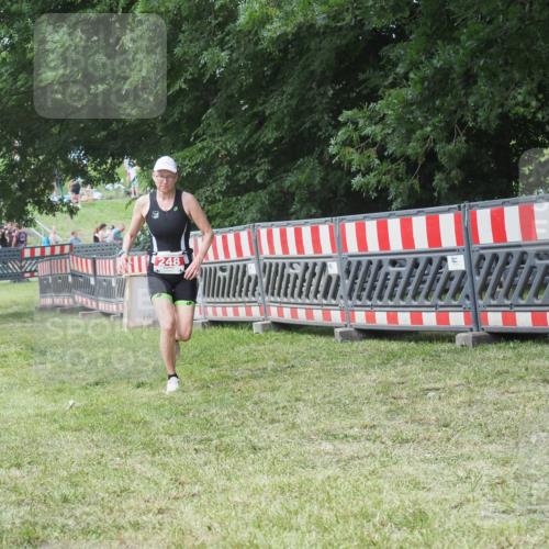 21.06.2025 - 27. Vierlanden-Triathlon KatJ http://msf.ph/oto/8052667 15.06.2025 12:06:18 Ziel 248 meine-sportfotos.de