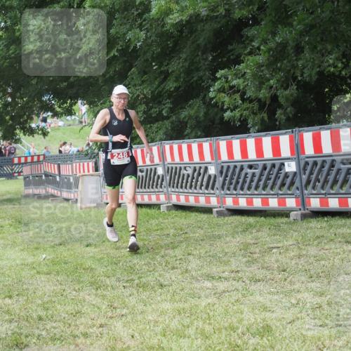 21.06.2025 - 27. Vierlanden-Triathlon KatJ http://msf.ph/oto/8052672 15.06.2025 12:06:18 Ziel 248 meine-sportfotos.de