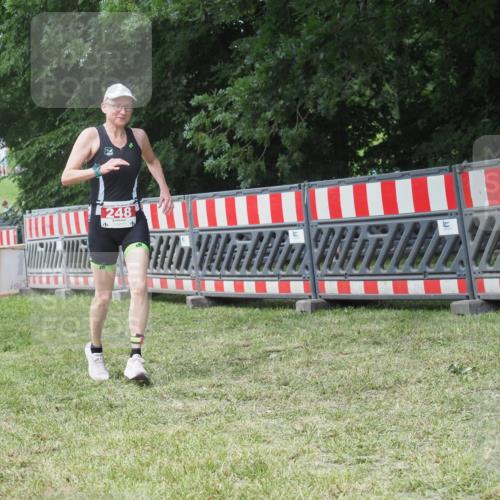 21.06.2025 - 27. Vierlanden-Triathlon KatJ http://msf.ph/oto/8052676 15.06.2025 12:06:19 Ziel 248 meine-sportfotos.de
