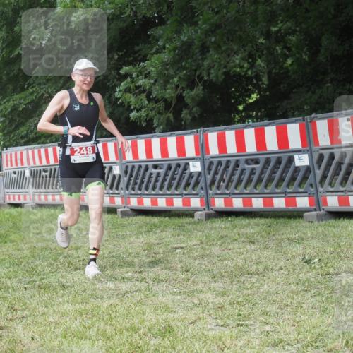 21.06.2025 - 27. Vierlanden-Triathlon KatJ http://msf.ph/oto/8052678 15.06.2025 12:06:19 Ziel 248 meine-sportfotos.de