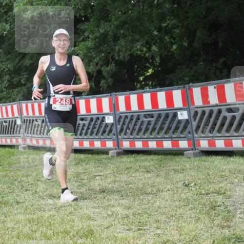 21.06.2025 - 27. Vierlanden-Triathlon KatJ http://msf.ph/oto/8052685 15.06.2025 12:06:19 Ziel 248 meine-sportfotos.de