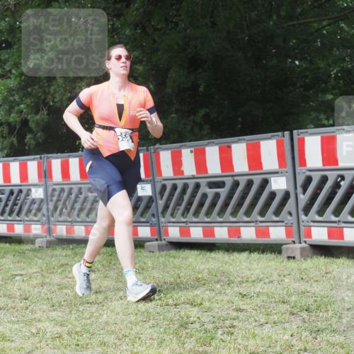 21.06.2025 - 27. Vierlanden-Triathlon KatJ http://msf.ph/oto/8052720 15.06.2025 12:07:02 Ziel 63, 558 meine-sportfotos.de