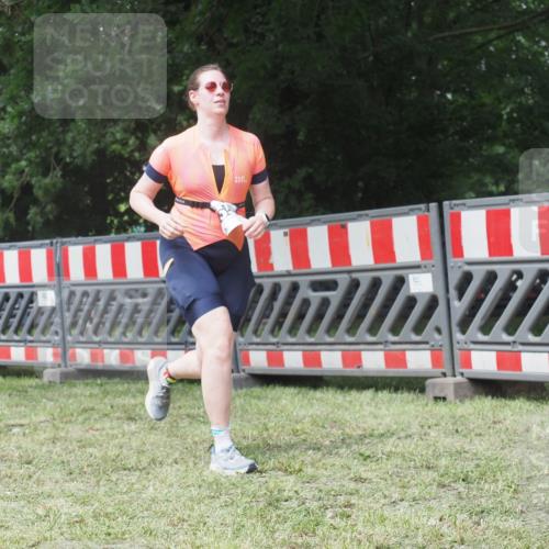 21.06.2025 - 27. Vierlanden-Triathlon KatJ http://msf.ph/oto/8052722 15.06.2025 12:07:02 Ziel 63, 558 meine-sportfotos.de