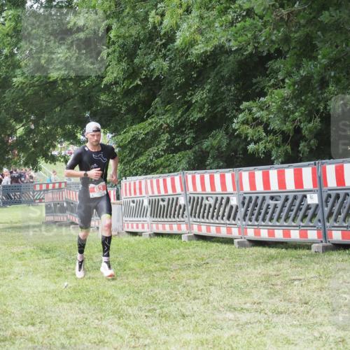21.06.2025 - 27. Vierlanden-Triathlon KatJ http://msf.ph/oto/8052726 15.06.2025 12:07:11 Ziel 63 meine-sportfotos.de