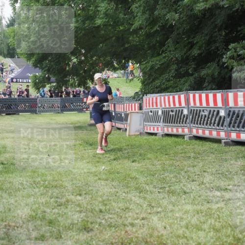 21.06.2025 - 27. Vierlanden-Triathlon KatJ http://msf.ph/oto/8052799 15.06.2025 12:09:32 Ziel 603 meine-sportfotos.de