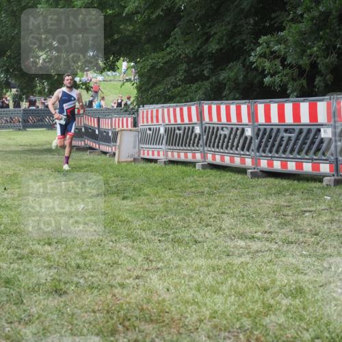 21.06.2025 - 27. Vierlanden-Triathlon KatJ http://msf.ph/oto/8052824 15.06.2025 12:10:10 Ziel 775 meine-sportfotos.de