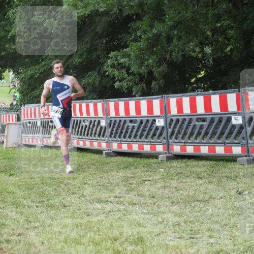 21.06.2025 - 27. Vierlanden-Triathlon KatJ http://msf.ph/oto/8052835 15.06.2025 12:10:12 Ziel 775 meine-sportfotos.de