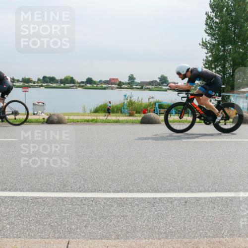 15.06.2025 - 27. Vierlanden-Triathlon H.Heesch http://msf.ph/oto/8052867 15.06.2025 11:01:28 Radfahren 100, 201, 542, 644, 757 meine-sportfotos.de