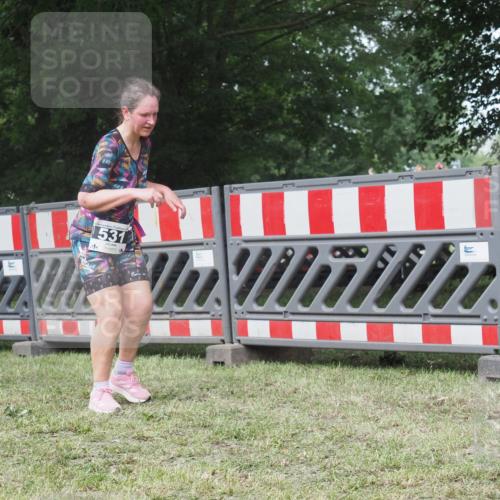21.06.2025 - 27. Vierlanden-Triathlon KatJ http://msf.ph/oto/8052916 15.06.2025 12:12:37 Ziel 531 meine-sportfotos.de