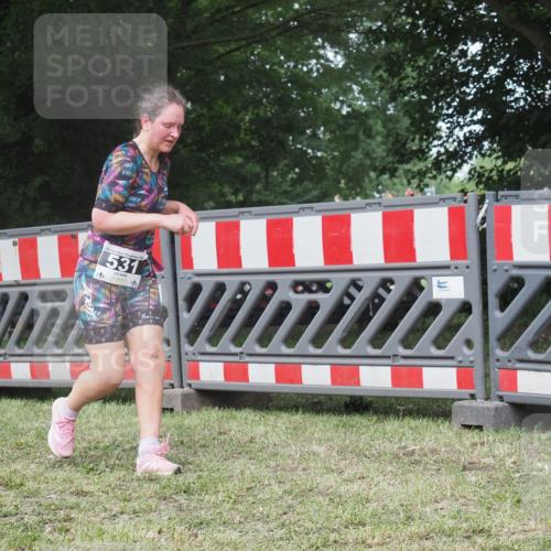 21.06.2025 - 27. Vierlanden-Triathlon KatJ http://msf.ph/oto/8052920 15.06.2025 12:12:37 Ziel 531 meine-sportfotos.de