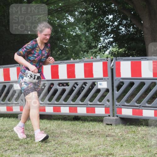 21.06.2025 - 27. Vierlanden-Triathlon KatJ http://msf.ph/oto/8052925 15.06.2025 12:12:38 Ziel 531 meine-sportfotos.de