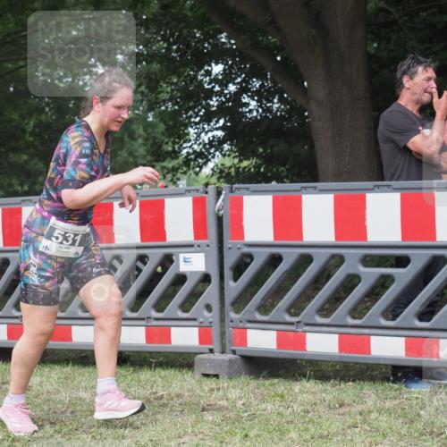 21.06.2025 - 27. Vierlanden-Triathlon KatJ http://msf.ph/oto/8052929 15.06.2025 12:12:38 Ziel 531 meine-sportfotos.de