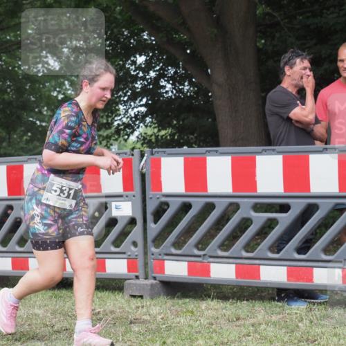 21.06.2025 - 27. Vierlanden-Triathlon KatJ http://msf.ph/oto/8052931 15.06.2025 12:12:38 Ziel 531 meine-sportfotos.de