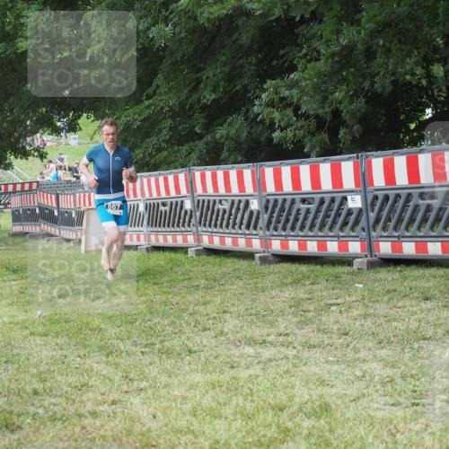 21.06.2025 - 27. Vierlanden-Triathlon KatJ http://msf.ph/oto/8052987 15.06.2025 12:13:15 Ziel 867, 869 meine-sportfotos.de