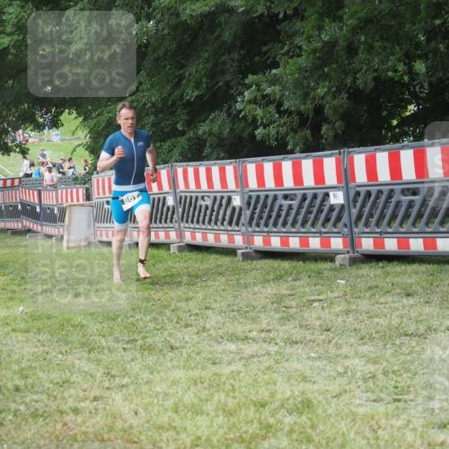 21.06.2025 - 27. Vierlanden-Triathlon KatJ http://msf.ph/oto/8052993 15.06.2025 12:13:16 Ziel 867, 869 meine-sportfotos.de