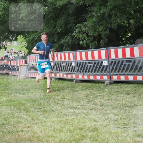 21.06.2025 - 27. Vierlanden-Triathlon KatJ http://msf.ph/oto/8052995 15.06.2025 12:13:16 Ziel 867, 869 meine-sportfotos.de