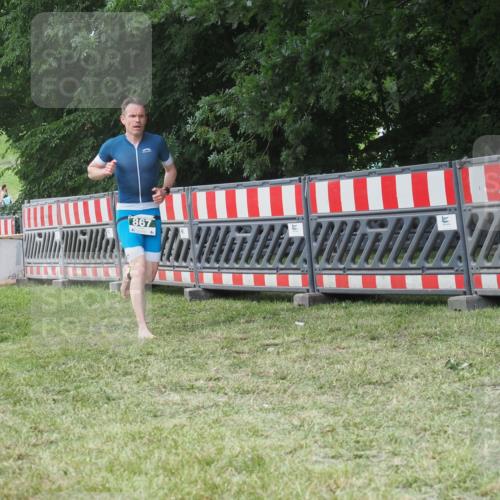 21.06.2025 - 27. Vierlanden-Triathlon KatJ http://msf.ph/oto/8052997 15.06.2025 12:13:16 Ziel 867, 869 meine-sportfotos.de