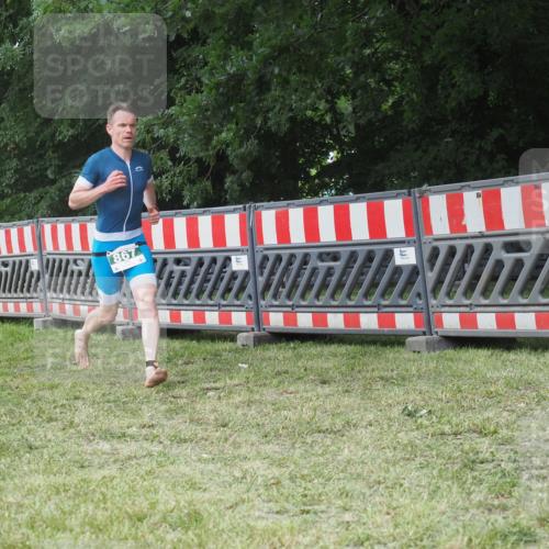21.06.2025 - 27. Vierlanden-Triathlon KatJ http://msf.ph/oto/8053001 15.06.2025 12:13:16 Ziel 867, 869 meine-sportfotos.de
