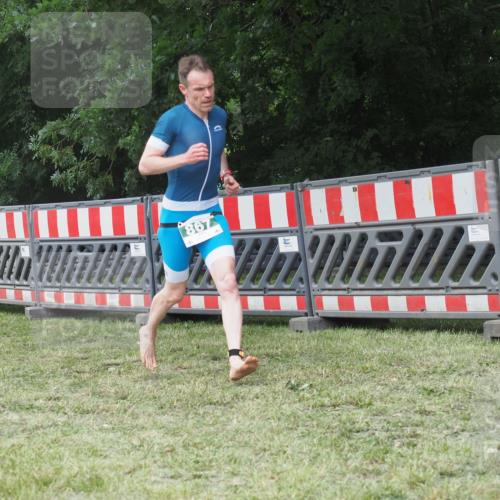 21.06.2025 - 27. Vierlanden-Triathlon KatJ http://msf.ph/oto/8053012 15.06.2025 12:13:17 Ziel 251, 867, 869 meine-sportfotos.de