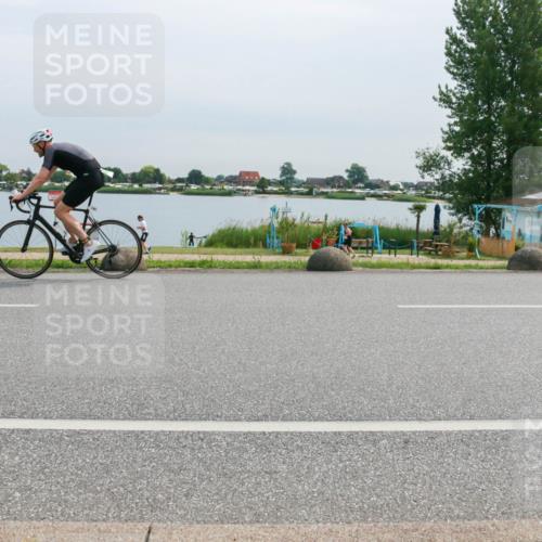 15.06.2025 - 27. Vierlanden-Triathlon H.Heesch http://msf.ph/oto/8053035 15.06.2025 11:03:17 Radfahren 138, 661, 677, 744 meine-sportfotos.de