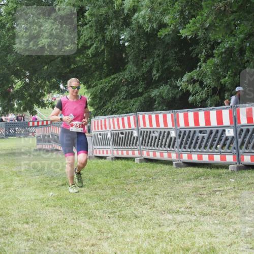 21.06.2025 - 27. Vierlanden-Triathlon KatJ http://msf.ph/oto/8053052 15.06.2025 12:13:25 Ziel 251 meine-sportfotos.de