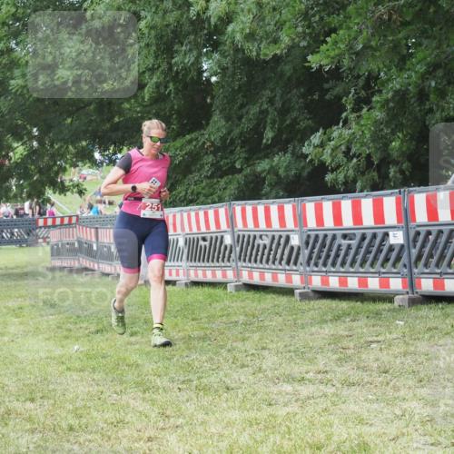 21.06.2025 - 27. Vierlanden-Triathlon KatJ http://msf.ph/oto/8053057 15.06.2025 12:13:26 Ziel 251 meine-sportfotos.de