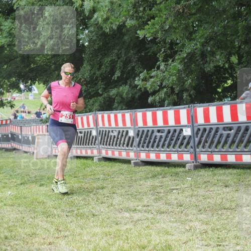 21.06.2025 - 27. Vierlanden-Triathlon KatJ http://msf.ph/oto/8053061 15.06.2025 12:13:26 Ziel 251 meine-sportfotos.de