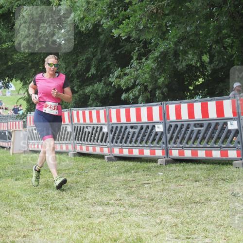 21.06.2025 - 27. Vierlanden-Triathlon KatJ http://msf.ph/oto/8053063 15.06.2025 12:13:26 Ziel 251 meine-sportfotos.de