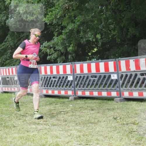 21.06.2025 - 27. Vierlanden-Triathlon KatJ http://msf.ph/oto/8053068 15.06.2025 12:13:26 Ziel 251 meine-sportfotos.de