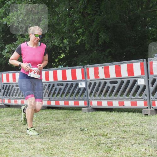 21.06.2025 - 27. Vierlanden-Triathlon KatJ http://msf.ph/oto/8053077 15.06.2025 12:13:27 Ziel 251 meine-sportfotos.de