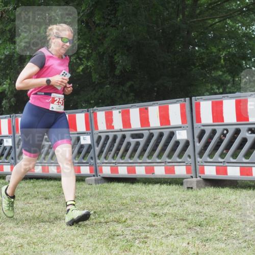 21.06.2025 - 27. Vierlanden-Triathlon KatJ http://msf.ph/oto/8053081 15.06.2025 12:13:27 Ziel 251 meine-sportfotos.de