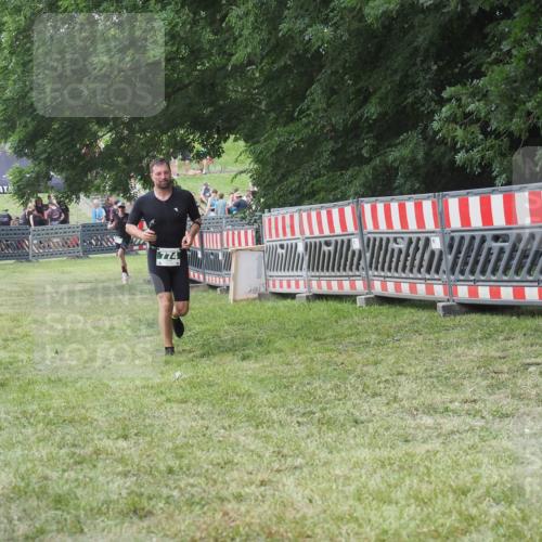 21.06.2025 - 27. Vierlanden-Triathlon KatJ http://msf.ph/oto/8053088 15.06.2025 12:16:17 Ziel 774 meine-sportfotos.de