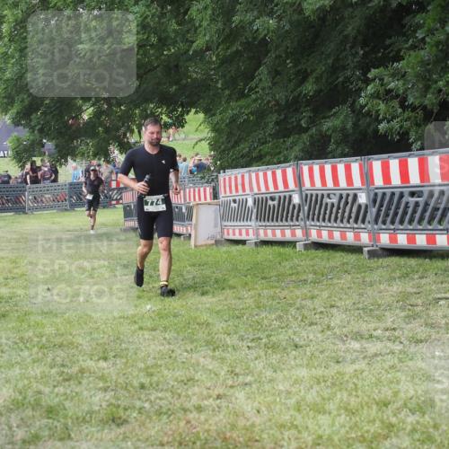 21.06.2025 - 27. Vierlanden-Triathlon KatJ http://msf.ph/oto/8053092 15.06.2025 12:16:17 Ziel 774 meine-sportfotos.de