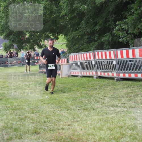 21.06.2025 - 27. Vierlanden-Triathlon KatJ http://msf.ph/oto/8053094 15.06.2025 12:16:17 Ziel 774 meine-sportfotos.de