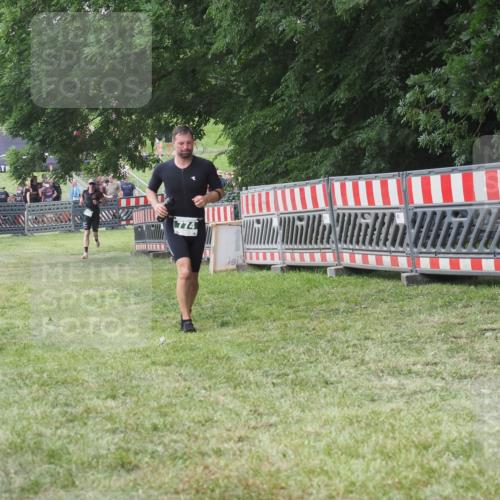 21.06.2025 - 27. Vierlanden-Triathlon KatJ http://msf.ph/oto/8053096 15.06.2025 12:16:17 Ziel 774 meine-sportfotos.de