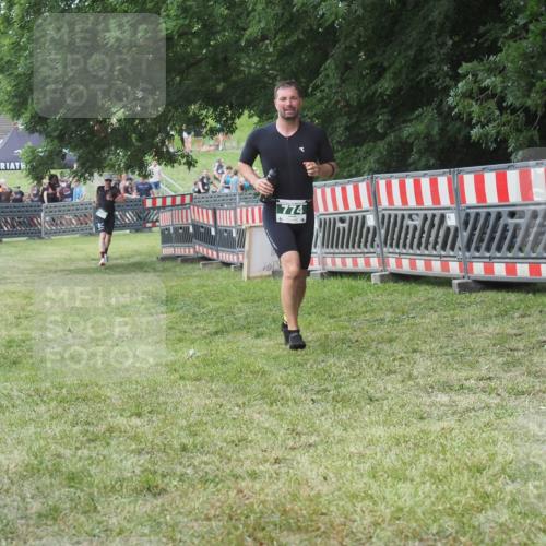 21.06.2025 - 27. Vierlanden-Triathlon KatJ http://msf.ph/oto/8053103 15.06.2025 12:16:18 Ziel 774 meine-sportfotos.de