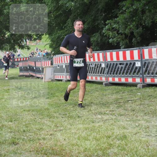 21.06.2025 - 27. Vierlanden-Triathlon KatJ http://msf.ph/oto/8053111 15.06.2025 12:16:18 Ziel 774 meine-sportfotos.de