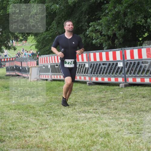 21.06.2025 - 27. Vierlanden-Triathlon KatJ http://msf.ph/oto/8053113 15.06.2025 12:16:18 Ziel 774 meine-sportfotos.de
