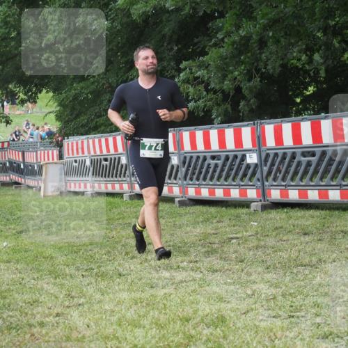 21.06.2025 - 27. Vierlanden-Triathlon KatJ http://msf.ph/oto/8053115 15.06.2025 12:16:19 Ziel 774 meine-sportfotos.de