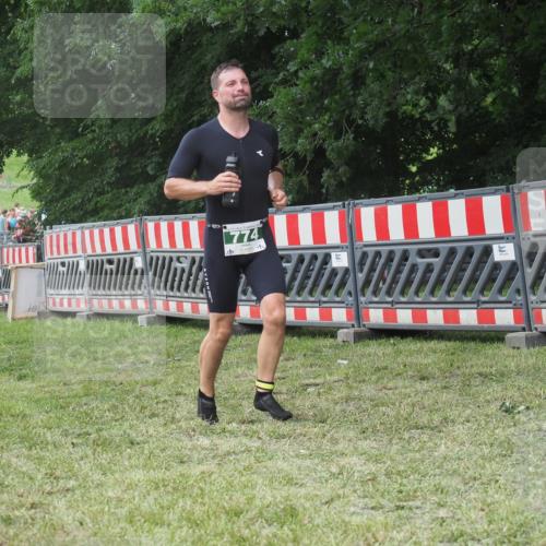 21.06.2025 - 27. Vierlanden-Triathlon KatJ http://msf.ph/oto/8053119 15.06.2025 12:16:19 Ziel 774 meine-sportfotos.de