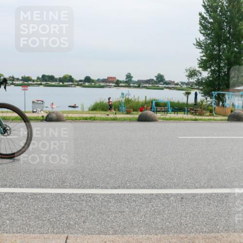 15.06.2025 - 27. Vierlanden-Triathlon H.Heesch http://msf.ph/oto/8053122 15.06.2025 11:04:33 Radfahren 12, 242, 466, 568, 755 meine-sportfotos.de