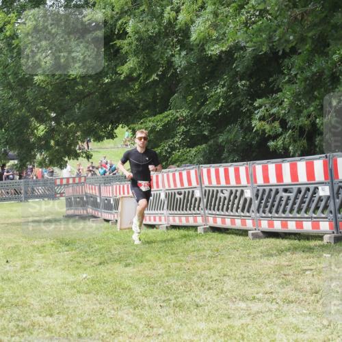 21.06.2025 - 27. Vierlanden-Triathlon KatJ http://msf.ph/oto/8053126 15.06.2025 12:19:20 Ziel 25 meine-sportfotos.de
